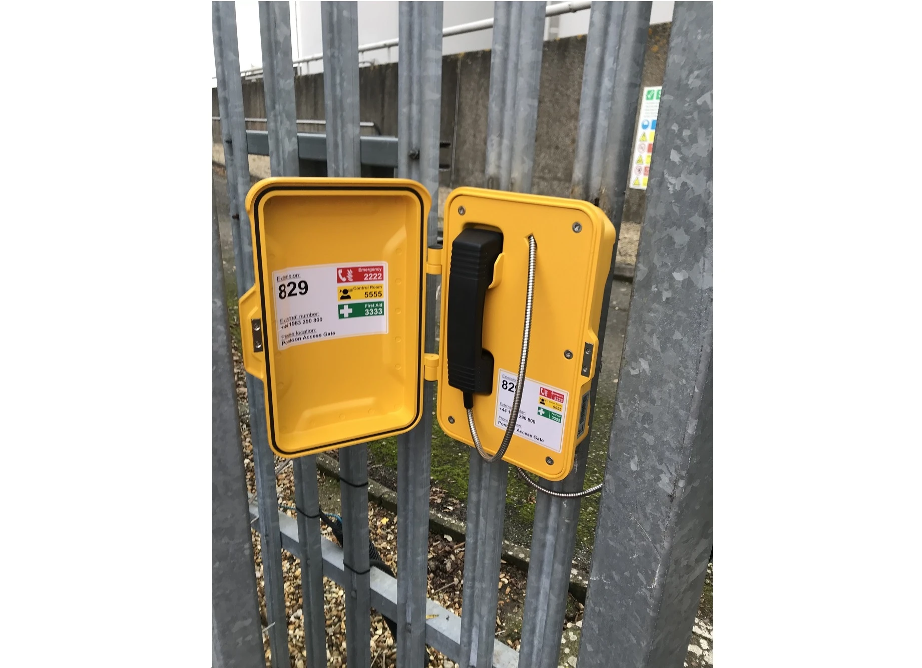 J & R Heavy Duty telefoni so nameščeni v Cowes, Isle of Wight v Združenem kra...