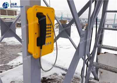Vodotesen industrijski telefon JR103-FK, nameščen na evropski postaji za pren...